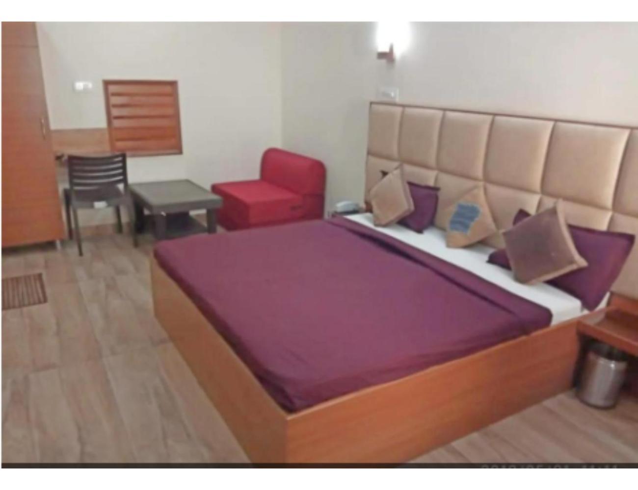Hotel Basera Guest House, 萨哈兰普尔 外观 照片