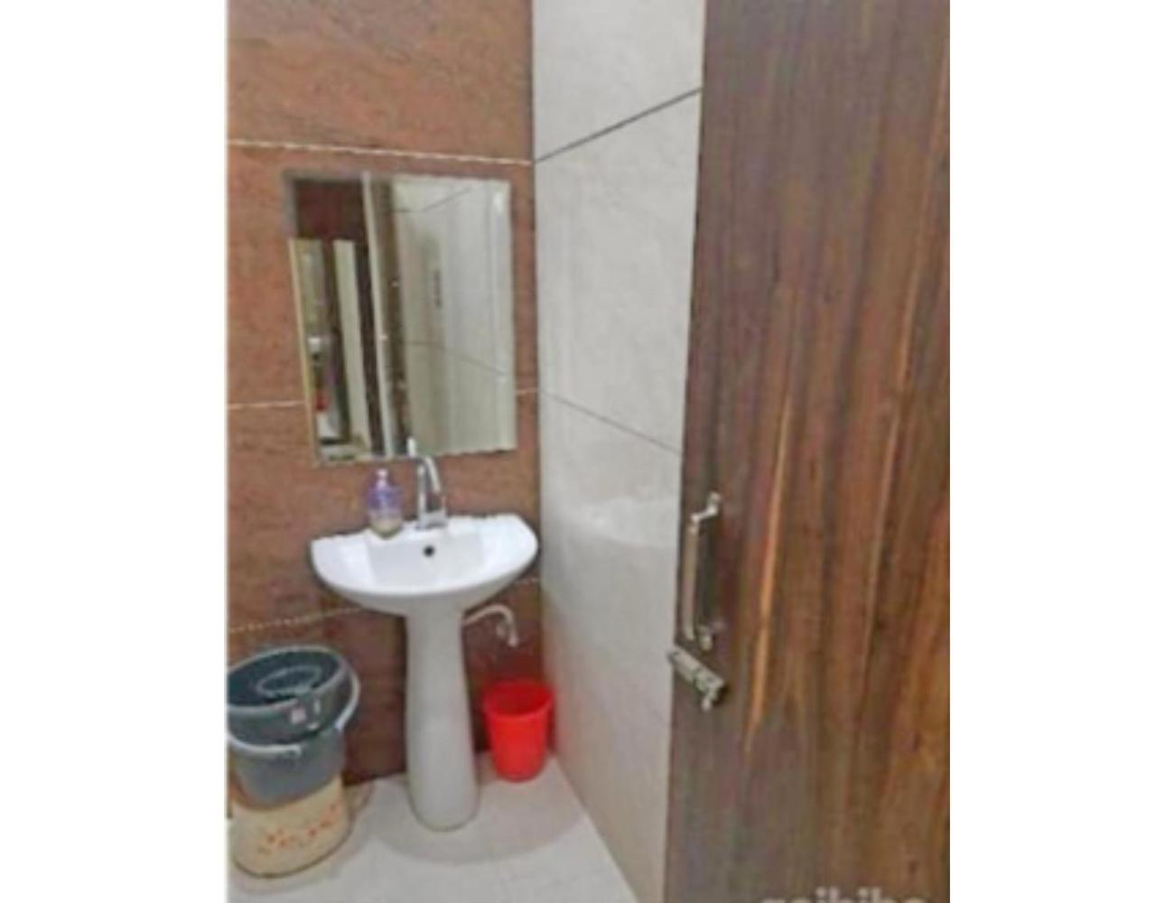 Hotel Basera Guest House, 萨哈兰普尔 外观 照片